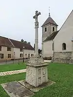 La croix sculptée.