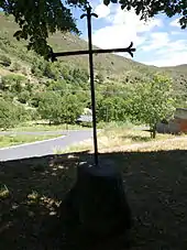 Une croix processionnelle face au Canigou