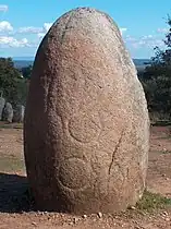 Menhir n°64 décoré de figures en forme de bouteilles.