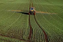 Épandage de pesticides sur un champ.