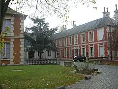 Les communs du château seigneurial de Crosne, hébergeant de nos jours une maison de retraite médicalisée.