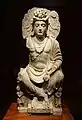 Maitreya, avec un couple de dévots Kushan à ses pieds. IIe siècle, Mardan, Gandhara.