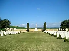 Croix du Sacrifice dans le cimetière militaire de Medjez-el-Bab.