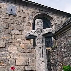 Christ en croix sculpté