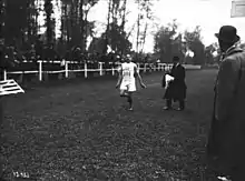 photographie noir et blanc d'un coureur à pied.