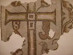 Détail d'une croix sur une mosaïque tombale du musée.