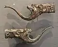 Éléments d'arbalète en bronze, en forme d'animal et décor incrusté d'or et d'argent de motifs géométriques. British Museum.