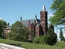 Ciel bleu, végétation (arbre) et bâtiment principal de l'université de Syracuse.