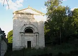 L'église de l'abbaye du Gard en ruines.