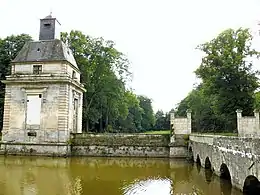 Château de Gesvres-le-Ducvestiges : le pont franchissant les douves et le pavillon de François Mansart.