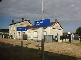 La gare de Crouy : façade en pierre de taille d'aspect néoclassique.