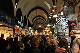 Scène d'ouverture à Istanbul, Bond poursuit Patrice dans le Grand bazar.