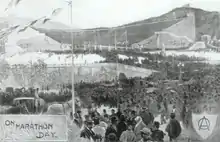 Un masse de gens entre progressivement dans le stade, en bas à gauche il est écrit "Jour de marathon".