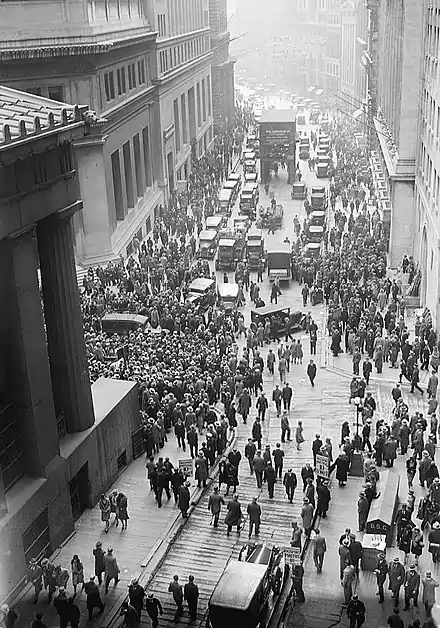 La foule se presse devant la Bourse de New York après le krach.