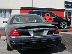 Arrière, montrant le becquet de la Mercury Marauder sur le couvercle du coffre