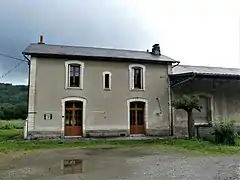 Le bâtiment voyageurs de l'ancienne gare de Croze.