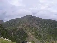 Vue d'une montagne avec peu de verdure.