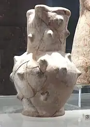 Cruche émaillée rehaussée de tétons, trouvée dans des fouilles à Marseille (Musée d'histoire de Marseille)