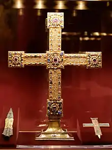 Sainte Lance, crucifix de l'Empire et reliquaire en or de Conrad en forme de croix gemmée qui abritait cette lance.