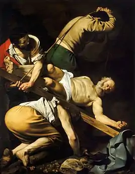 Peinture figurant trois hommes redressant le pied d'une croix en bois sur laquelle un homme âgé, barbu et presque entièrement nu, est cloué. L'arrière-plan est sombre.