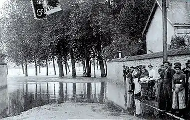 Meung-sur-Loire - Le mail est inondé et l'eau arrive au pont.