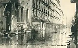 Crue de la Seine 1910, église côté rue Traversière.