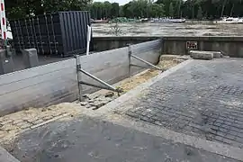 Barrage anti-crue sur les quais de Paris, le 4 juin.