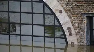 Niveau de l'eau au bassin de l'Arsenal à Paris le 3 juin 2016 à 17h. A 6,05 m le niveau de la crue de 1982 est quasiment atteint.