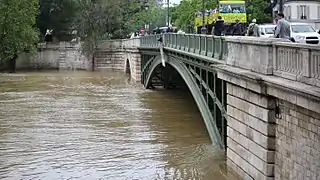 La Seine lors de sa crue à 6,05 m au Pont de Sully le 3 juin 2016 à 17h.