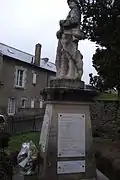 Le monument aux morts près de l'église.