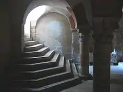 L'escalier qui mène du chœur à la crypte.