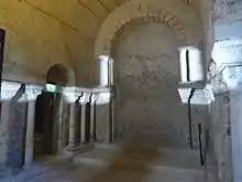 L'alternance de brique et pierre était aussi commune dans l'art mérovingien, comme ici dans la crypte Saint-Oyand de Grenoble).