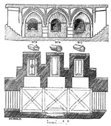 En haut de l'image, coupe longitudinale avec trois niches surmontées d'arcs brisés et encadrées par deux escaliers. En bas, plan représentant une salle rectangulaire accessible par deux escaliers et comptant trois niches. Trois sarcophages de pierre sont représentants au centre de l'image.