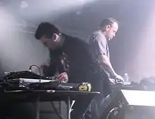 Description de l'image Crystal_Method,_March_2009.jpg.