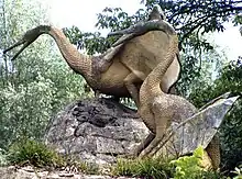 Vue latérale de deux sculptures de ptérosaures au Parc Crystal Palace