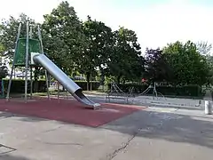 Toboggan à tube couvert.