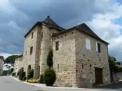 Bâtiment ancien dans le bourg de Cublac.