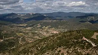 Vue depuis le château de Quéribus, au loin le château de Peyrepertuse.