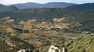 Le village vu du Grau de Maury.