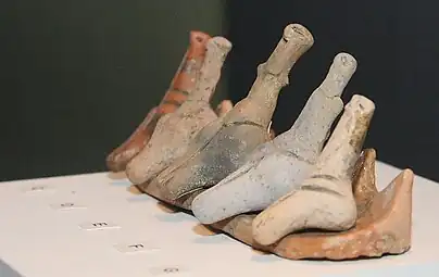 Figurines de déesses assises, éléments caractéristiques de la culture de Cucuteni-Trypillia