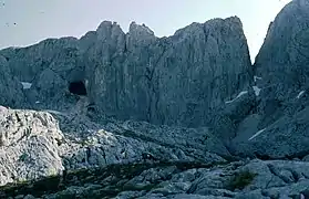 L'entrée historique (T2) du système du Travé s'ouvre non loin du Cuevón du Cuetu del Trave.