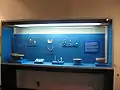 Vitrine avec des bijoux, entre autres