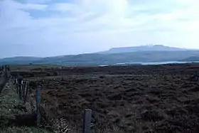 Vue de Cuilcagh (en arrière-plan) depuis Belmore Mountain avec le Lough Macnean Upper (au second plan).