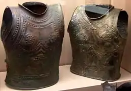 Cuirasses en bronze (Marmesse, Haute-Marne), chacune étant composée de deux coques de bronze rivetées sur un côté et fermées sur l'autre par des crochets, illustrant la période de transition entre l'âge du bronze et l'âge du fer (approximativement de 950 à 780 av. J.-C.).