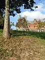 Des talus successifs constituent des éléments de défense de l'église. Le plus proche est maçonné (mur du cimetière entourant l'église).