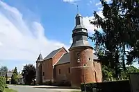 Vue du côté nord de l'église construite entièrement en brique.