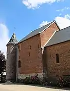 Le chœur est flanqué de deux tours différentes : la tour nord-est permettait d'accéder à la salle de refuge qui se trouve au-dessus du chœur.