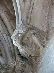 Photo d'un culot sculpté d'un personnage supportant une nervure de la voûte
