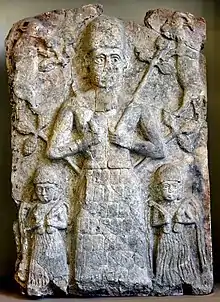 Bas-relief représentant le dieu Assur nourrissant deux caprins. Pergamon Museum.