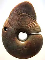 Amulette jue en forme de dragon ou de larve d'insecte lovée. Hongshan, Liaoning. Jade, H. 15,3 cm. Vers 4700-3000 AEC. Musée Guimet.
